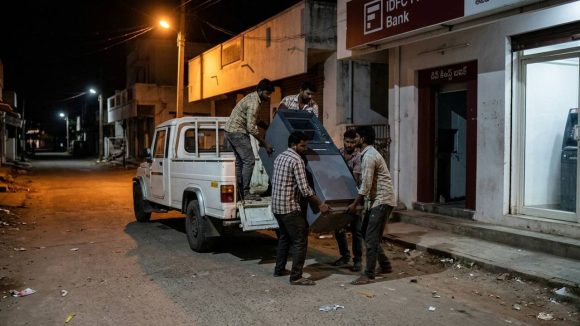ఏకంగా ఏటీఎంనే ఎత్తుకెళ్లిన దొంగలు.. శ్రీ సత్యసాయి జిల్లాలో సంచలన ఘటన.. సీసీటీవీ దృశ్యాలు