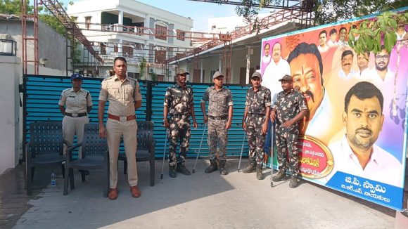 గులాబీ వర్సెస్ కమలం.. కరీంనగర్ బంద్‌తో దద్దరిల్లుతున్న రాజకీయం.. రంగంలోకి సర్కార్!
