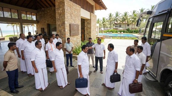 తమిళ పాలిటిక్స్‌లో ‘రిసార్ట్’ రాజకీయం.. పుదుచ్చేరికి తరలిన అన్నాడీఎంకే ఎమ్మెల్యేలు!