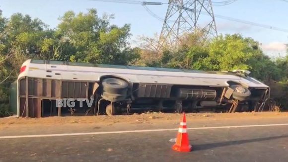 నెల్లూరు జిల్లాలో ఘోర ప్రమాదం.. బోల్తా పడిన ప్రైవేటు బస్సు.. స్పాట్ లో!
