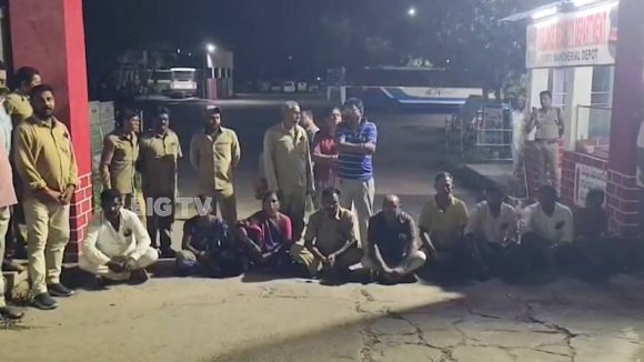 మంచిర్యాల డిపో వద్ద హైడ్రామా.. ‘మేము తాగలేదు.. ఆ మిషన్లే తప్పు’.. రోడ్డెక్కిన డ్రైవర్ల కుటుంబాలు!