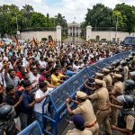 రాజ్‌భవన్ వర్సెస్ టీవీకే.. దళపతికి ప్రజలు పట్టం కడితే మీరెవరు అడ్డుకోవడానికి? గవర్నర్ వైఖరిపై భగ్గుమన్న కార్యకర్తలు!