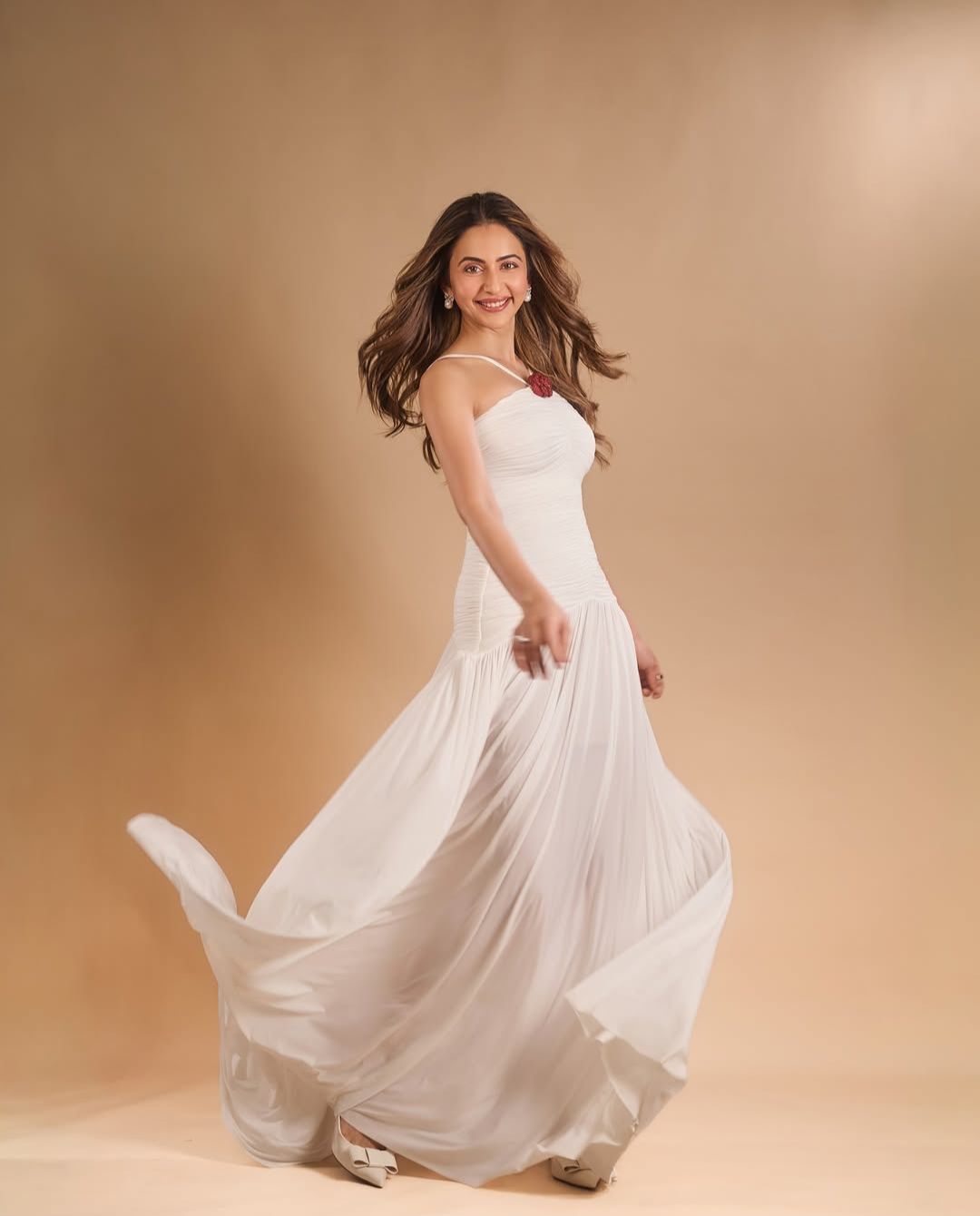 Rakul Preet Singh: వైట్ డ్రెస్ లో రకుల్ కొత్త అందాలు.. అదరహో అనిపించింది మావా!