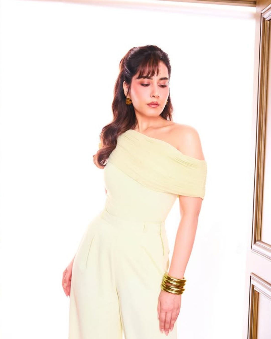 Raashii Khanna : యెల్లో డ్రెస్ లో రాశి కిర్రాక్ స్టిల్స్.. చూస్తే పిచ్చెక్కిపోవాల్సిందే ..