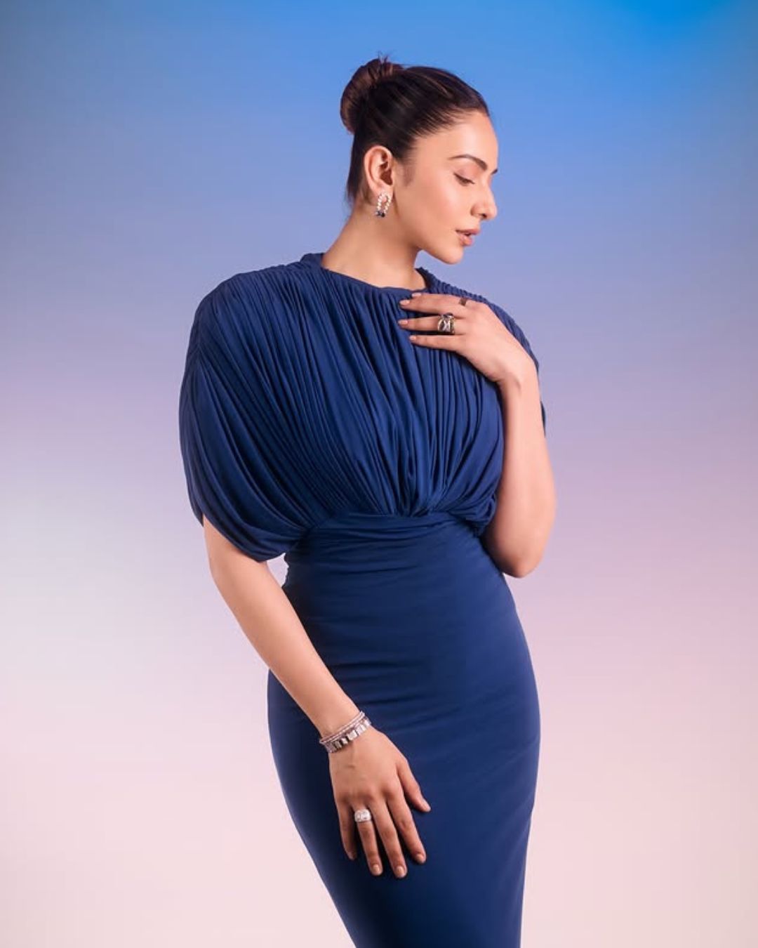 Rakul Preeth Singh : బ్లూ డ్రెస్ లో అల్ట్రా స్టైలిష్ లుక్ లో రకుల్.. ఏముంది మావా…
