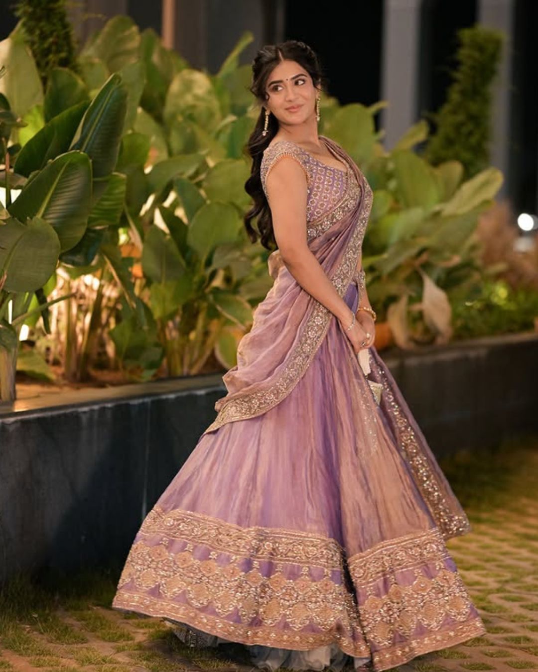 Rashi Singh : లంగావోణిలో మెరిసిపోతున్న రాశి.. రెండు కళ్లు చాలట్లేదు..