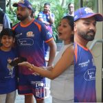 సెల్ఫీ కోసం రోహిత్ శ‌ర్మ‌ను విసిగించిన లేడీ..అంత‌లోనే ఫోన్ స్విచ్ఛాఫ్