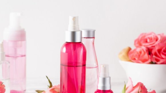 Rose water: ఇంట్లో రోజ్ వాటర్ ఇలా తయరుచేసి వాడితే ముఖం మెరిసిపోతుంది