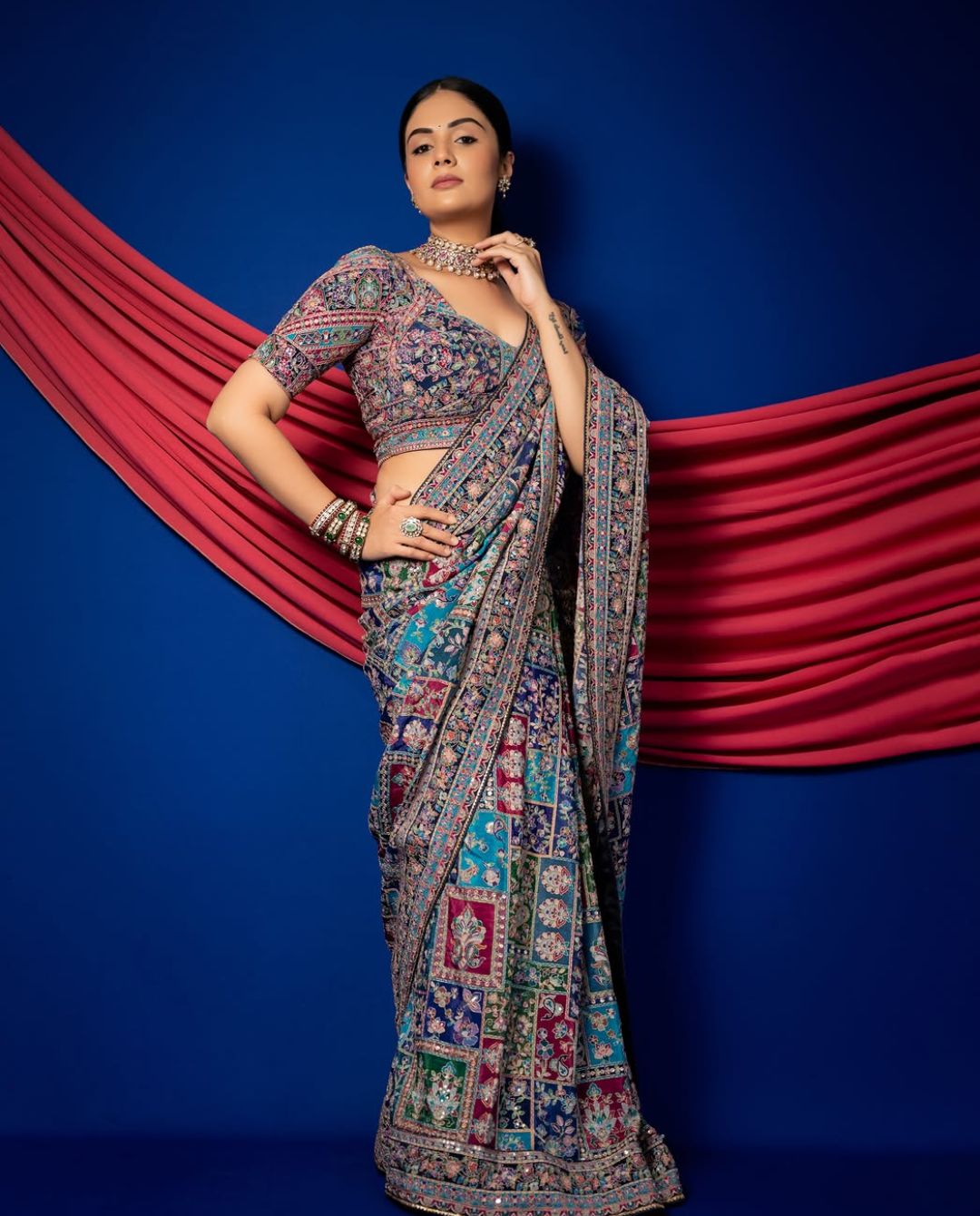 Sreemukhi: చీరకట్టులో శ్రీముఖి కొత్త అందాలు.. నడుము సొగసు చూడతరమా?