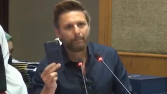 Shahid Afridi: అది దిక్కుమాలిన రోగం….పెళ్లిళ్లు అయ్యే వ‌ర‌కు అమ్మాయిల‌కు ఫోన్లు ఇవ్వొద్దు
