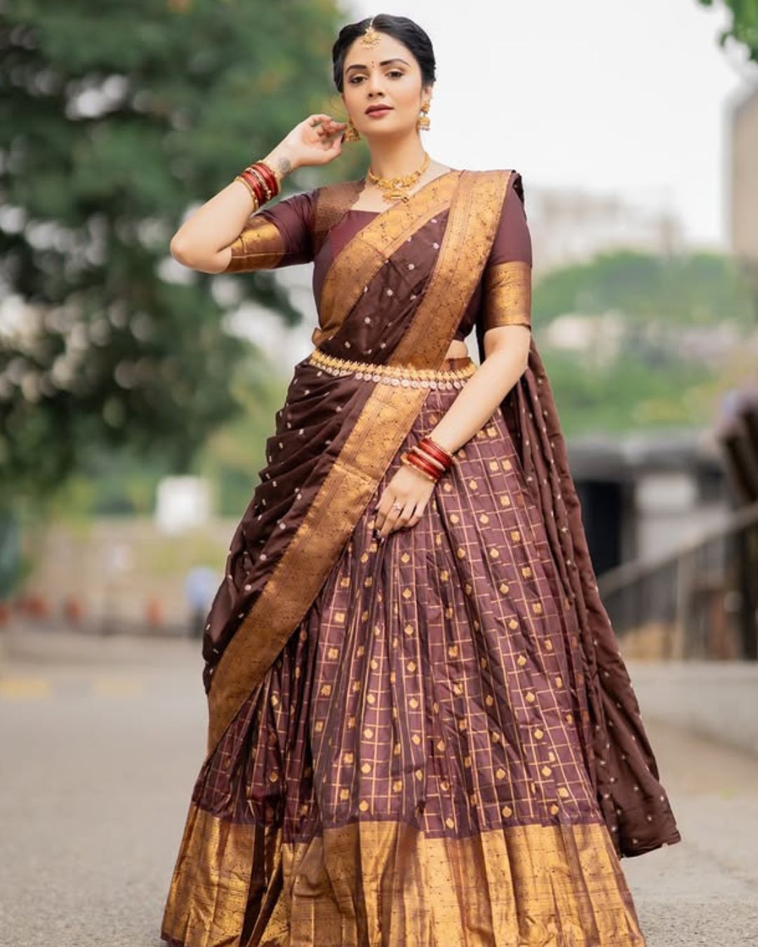 Sreemukhi : పట్టు లంగావోణిలో బుట్టబొమ్మలా మెరిసిపోతున్న శ్రీముఖి.. రెండు కళ్లు చాలట్లేదు…
