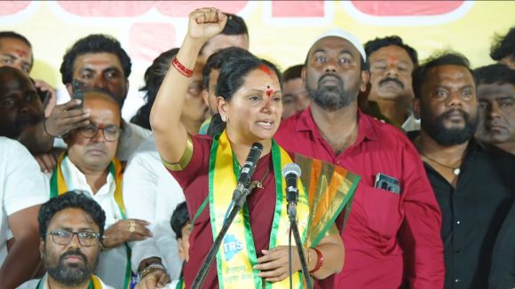 కాంగ్రెస్‌ను ఒక కిలోమీటర్ లోతులో బొందపెడతాం.. కవిత సంచలన వ్యాఖ్యలు!