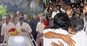నిర్మాత ఆర్. బి. చౌదరికి నివాళులు అర్పించిన విజయ్..