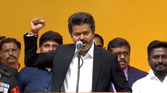 తమిళనాడు సీఎంగా విజయ్ ప్రమాణ స్వీకారం..  కేబినెట్‌లో వారికే చోటు, ఆ కీలక నేతలు ఎవరెవరంటే