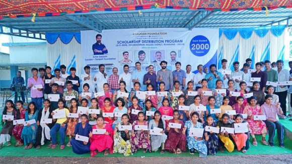 సమాజ సేవలో యువ నటుడు సంజోష్.. స్కాలర్‌షిప్స్ పంపిణీ!