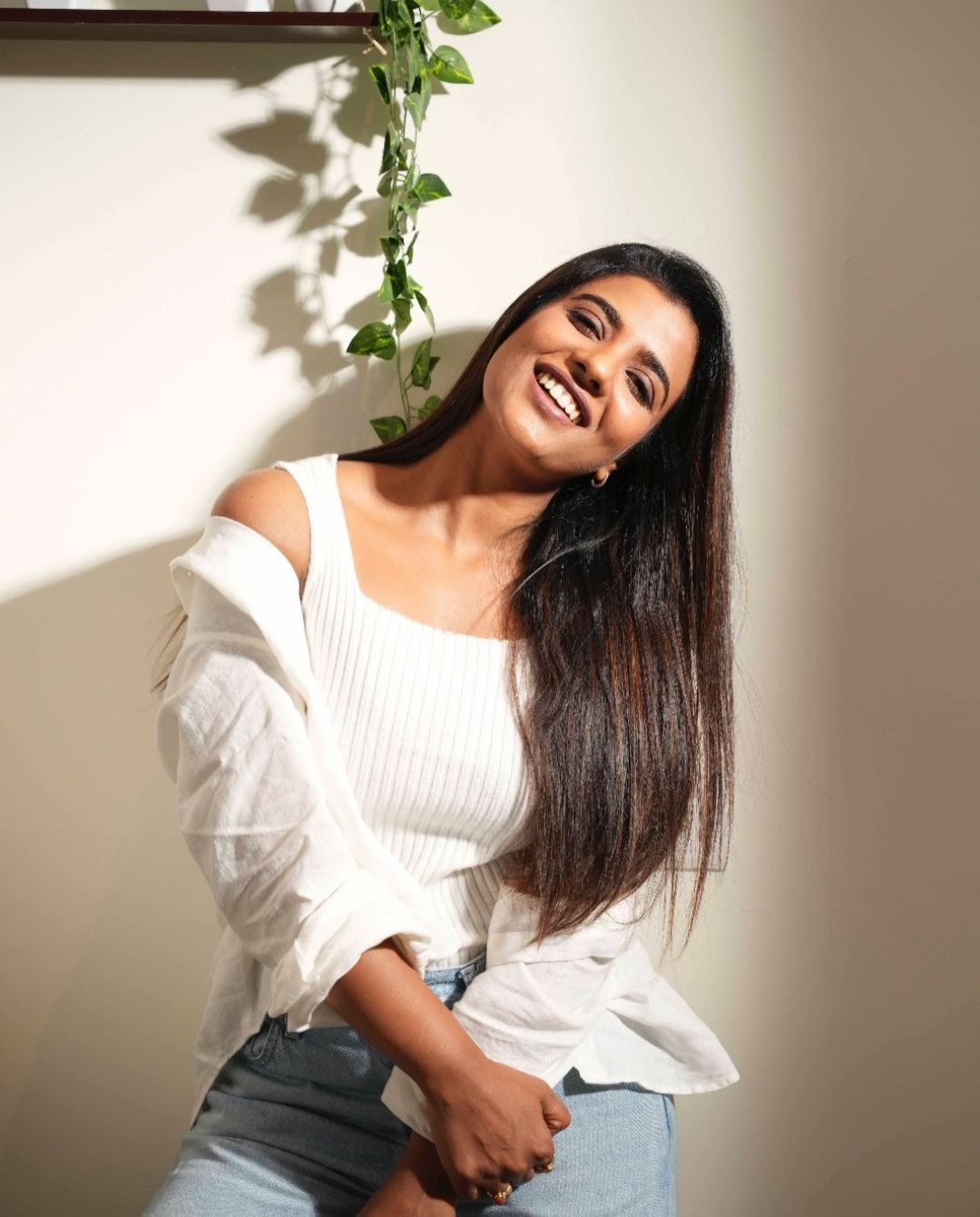 Aishwarya Rajesh: షర్ట్ తీసి మరీ అందాలు ఆరబోస్తున్న ఐశ్వర్య రాజేష్!