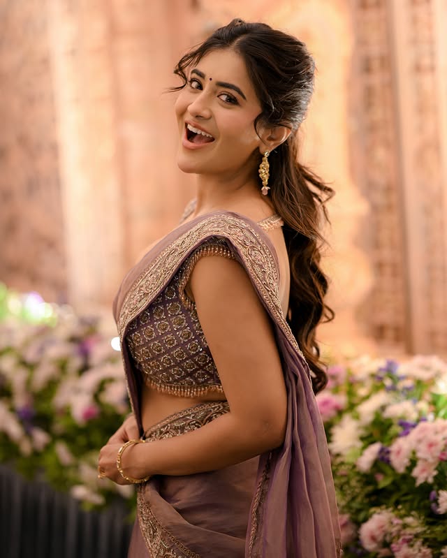 Rashi Singh ( Source / Instagram ) Rashi Singh photo Gallery