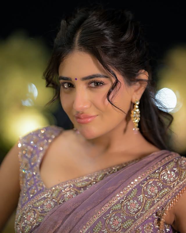 Rashi Singh ( Source / Instagram ) Rashi Singh photo Gallery