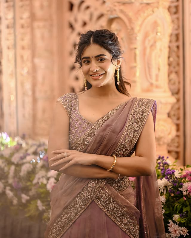 Rashi Singh ( Source / Instagram ) Rashi Singh photo Gallery