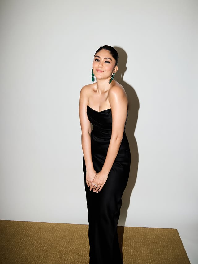 Mrunal Thakur ( Source / Instagram) Mrunal Thakur photo Gallery