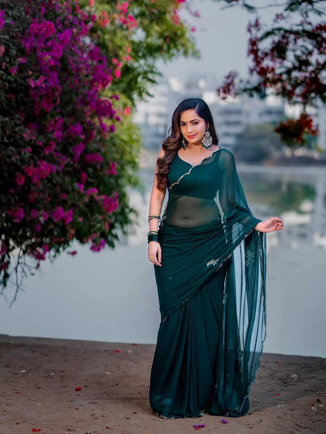 Shobha Shetty ( Source / Instagram) Shobha Shetty photo Gallery