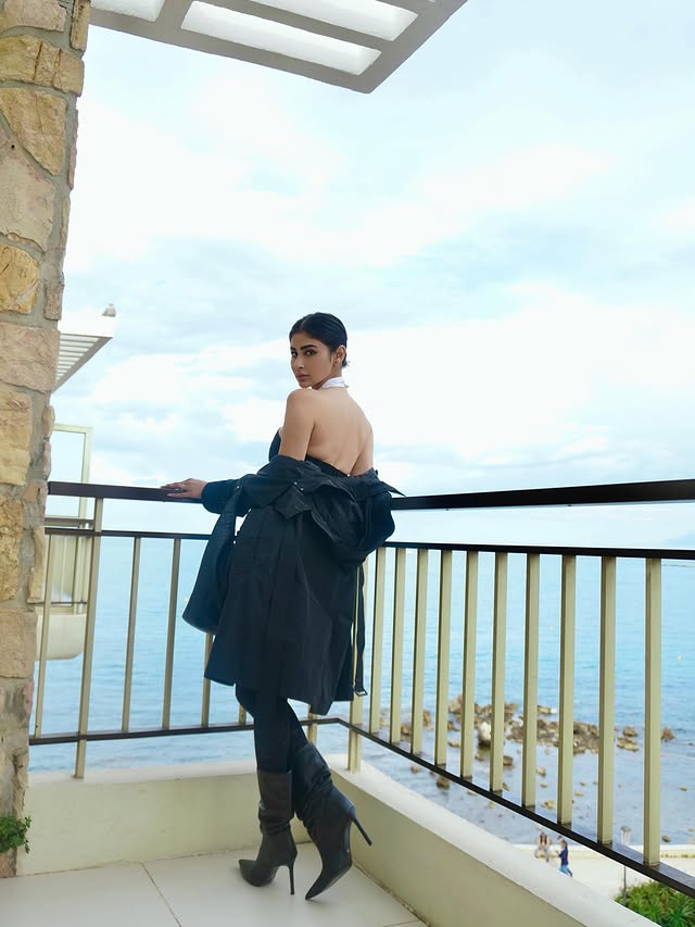 Mouni Roy ( Source / Instagram) Mouni Roy Photo Gallery