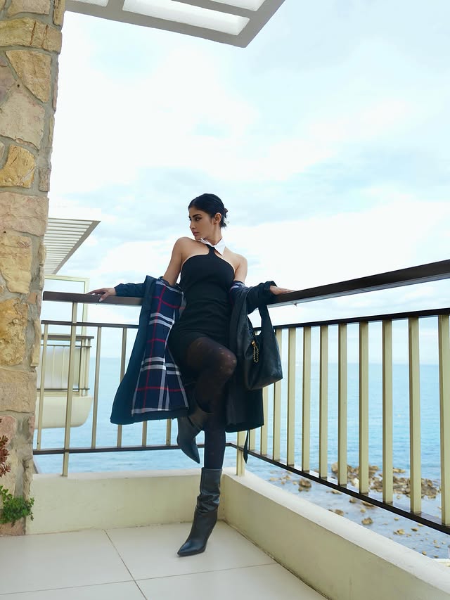 Mouni Roy ( Source / Instagram) Mouni Roy Photo Gallery