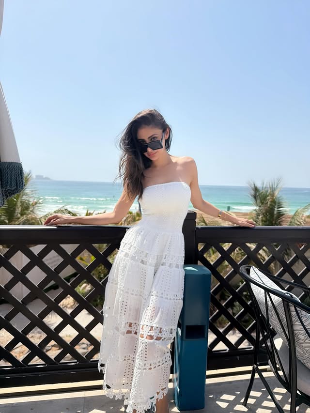 Mouni Roy ( Source / Instagram) Mouni Roy Photo Gallery