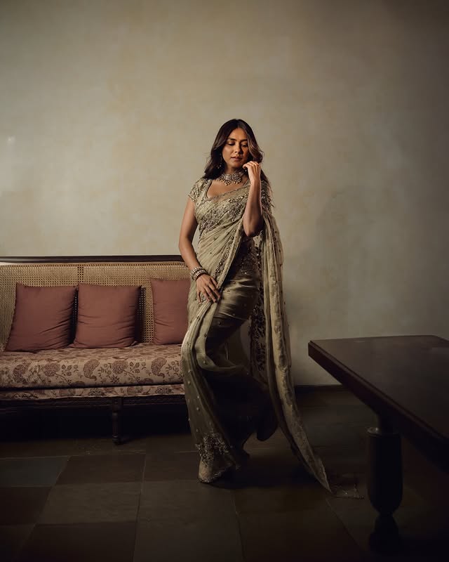 Mrunal Thakur ( Source / Instagram) Mrunal Thakur photo Gallery