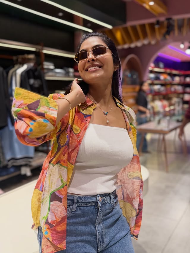 Divi Vadthya ( Source / Instagram) Divi Vadthya photo Gallery