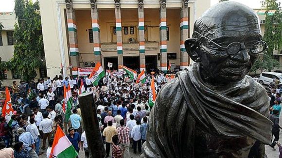 ఏ భ‌వ‌న్‌లో ఏం జ‌రుగుతోంది! పోటీలు ప‌డి రెచ్చ‌గొట్టే ప్రెస్‌మీట్లు.. ఆధిప‌త్య‌పోరులో సిగ‌ప‌ట్లు!