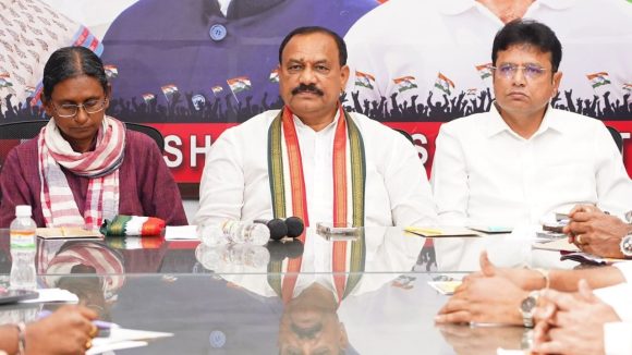 నోటితో న‌వ్వుతూ నొస‌టితో వెక్కిరిస్తూ.. ! ఆయ‌న చెప్పేదొక‌టి చేసేదొక‌టి!