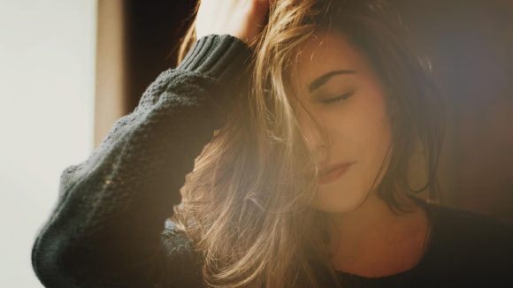 Frizzy hair: జుట్టు జిడ్డుగా చిక్కులు పడకుండా ఉండాలంటే ఈ ఇంటి చిట్కా పాటించండి చాలు