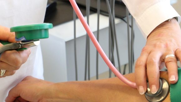 High BP Symptoms: మీలో అప్పుడప్పుడు కనిపించే ఈ చిన్న సంకేతాలు కూడా హైబీపీ ఉన్నట్టు చెప్పేస్తాయి