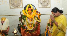 మ‌క్కికి మ‌క్కీ.. తండ్రిని కాపీ..! క‌విత రాజ‌కీయం కూడా మోతె గ్రామంతో మొద‌లు..