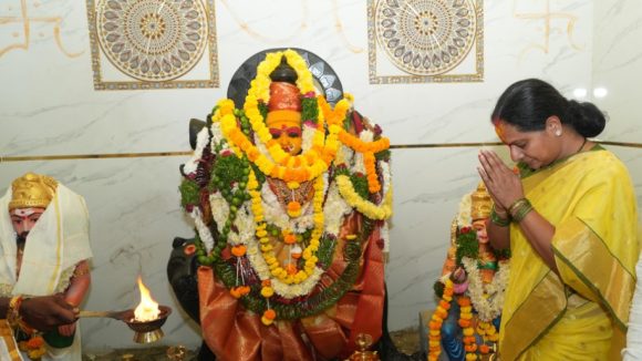 మ‌క్కికి మ‌క్కీ.. తండ్రిని కాపీ..! క‌విత రాజ‌కీయం కూడా మోతె గ్రామంతో మొద‌లు..