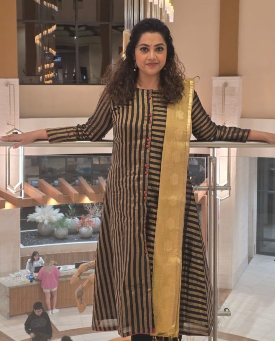 Meena Sagar: ట్రెడిషనల్ లుక్ లో ఆకట్టుకుంటున్న మీనా సాగర్.. ఫోటోలు వైరల్!