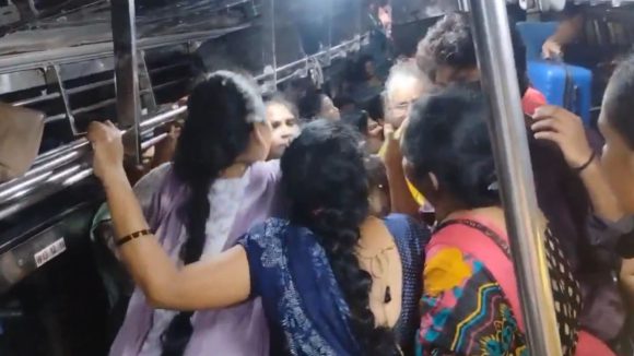 ఆర్టీసీ బస్సులో సీటు కోసం దారుణంగా కొట్టుకున్న మహిళలు.. వీడియో వైర‌ల్