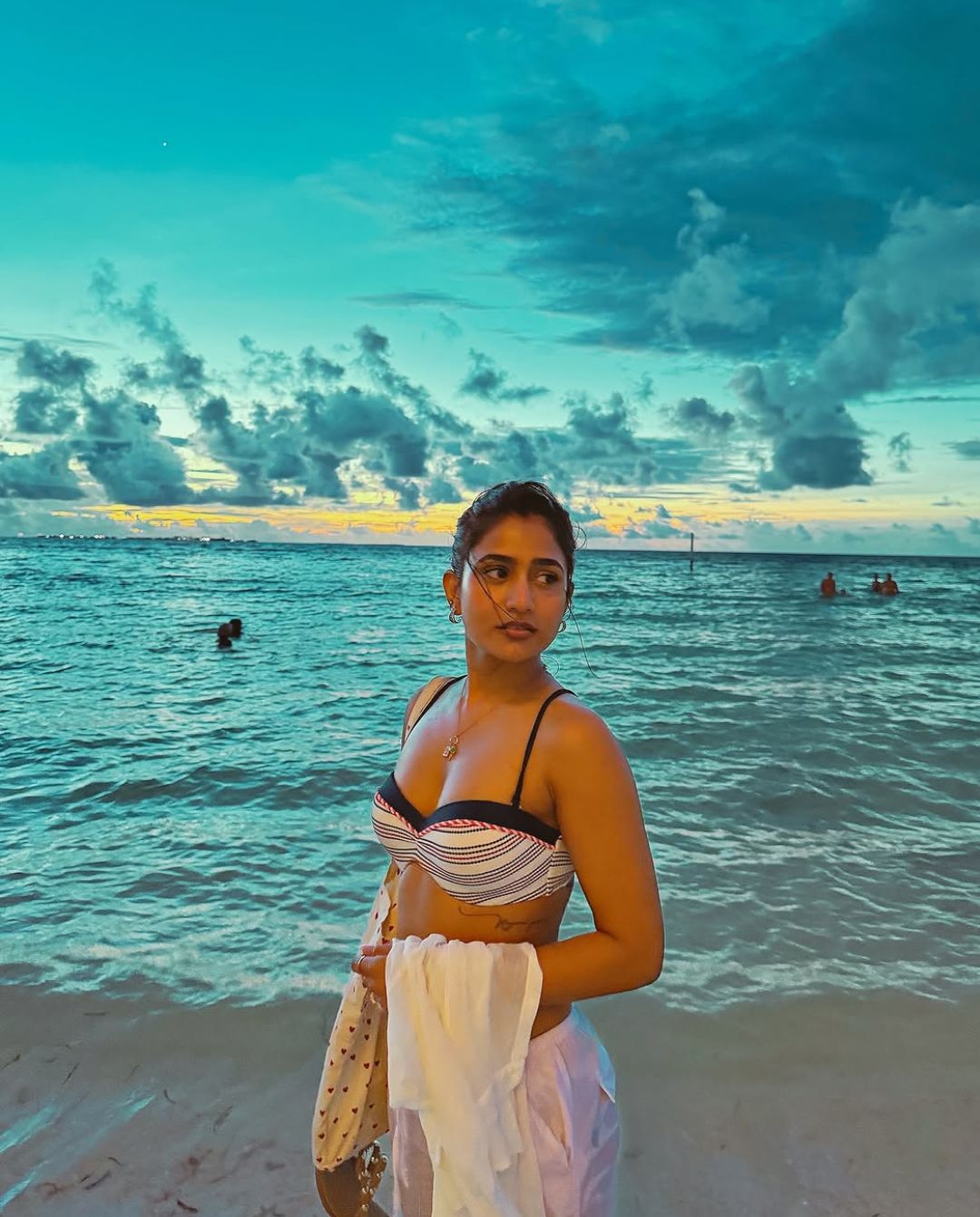 Nayani Pavani: బీచ్ సైడ్ బికినీ అందాలతో రెచ్చగొడుతున్న నయని పావని!