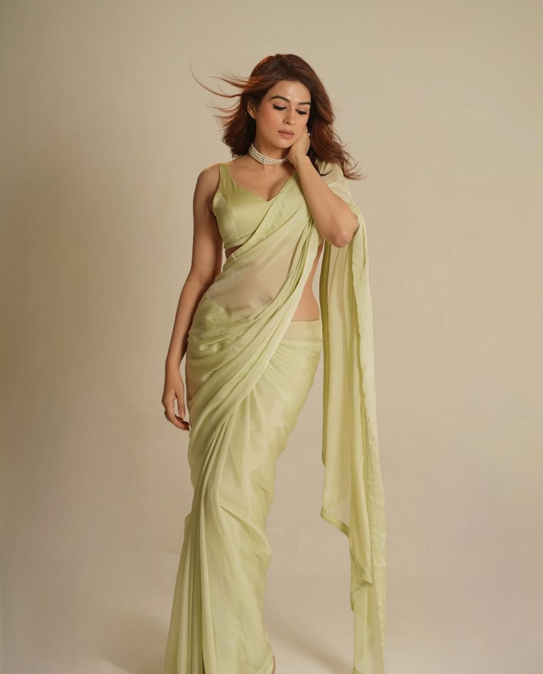Shraddha Das: నడుము అందాలతో శ్రద్దాదాస్ హొయలు.. కిక్కెక్కించే ఫోజులతో!