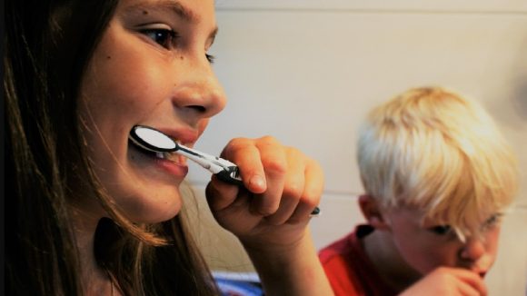 Teeth Health: మీకు తెలియకుండా ఈ అలవాట్లు మీ దంతాలు త్వరగా రాలిపోయేలా చేస్తాయి
