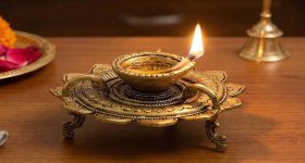 శుక్రవారం ఈ 5 పవిత్ర స్థలాల్లో దీపం పెడితే.. అష్టైశ్వర్యాలు మీ సొంతం