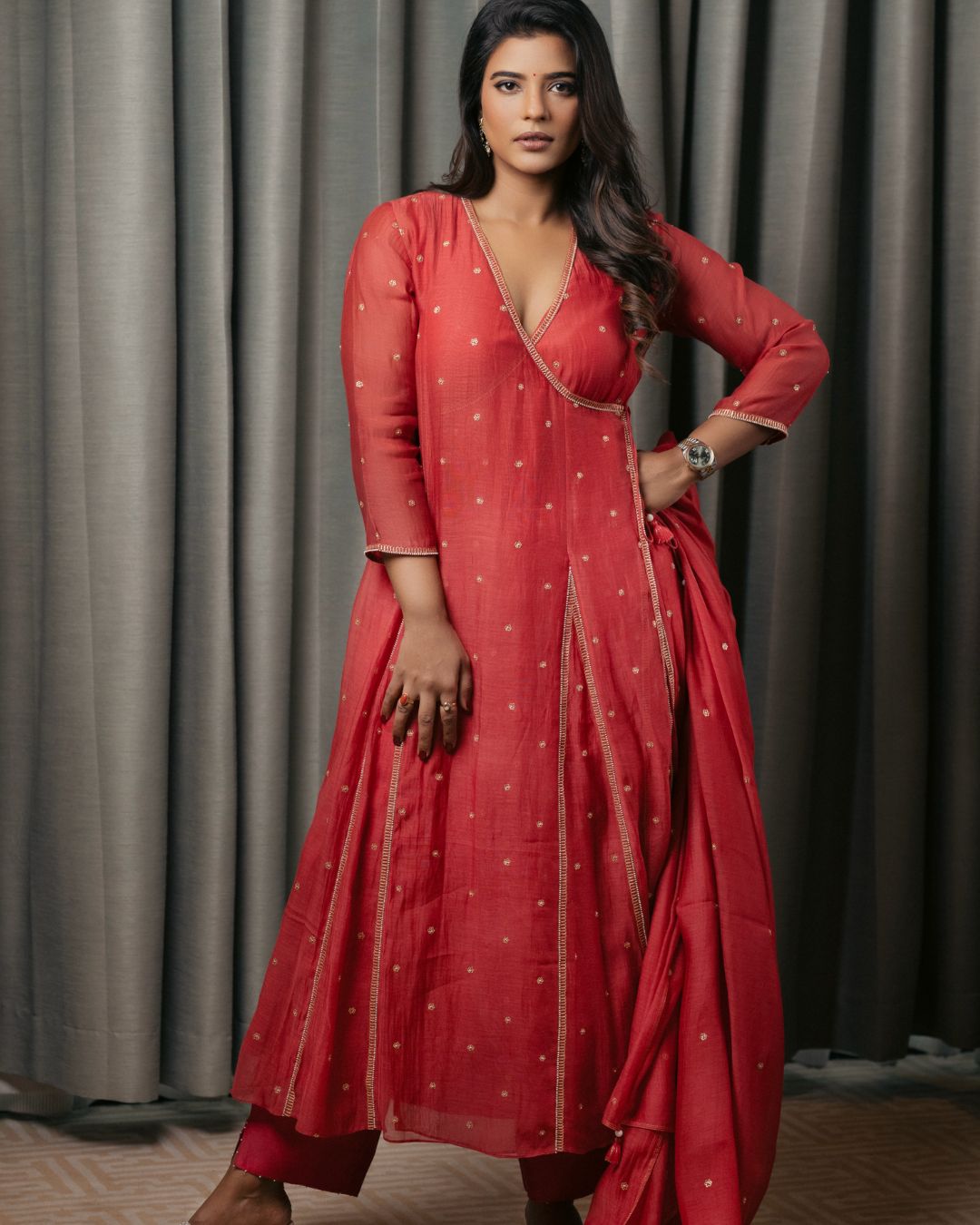 Aishwarya Rajesh : రెడ్ డ్రెస్ లో మెస్మరైజ్ చేస్తున్న ఐశ్వర్య రాజేష్..ఏముంది మావా..