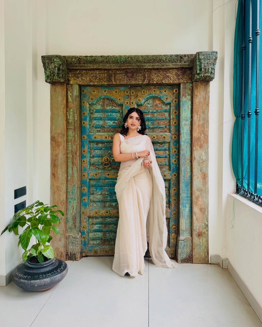 Ananya Nagalla : వైట్ శారీలో దేవకన్యలా మెరిసిపోతున్న అనన్య.. చూపుతిప్పుకోవడం కష్టమే..