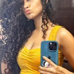 Anupama ParameswRan : మిర్రర్ సిగ్గు పడేలా లిల్లీ సెల్ఫీ.. రింగుల జుట్టు ఏముంది మావ..