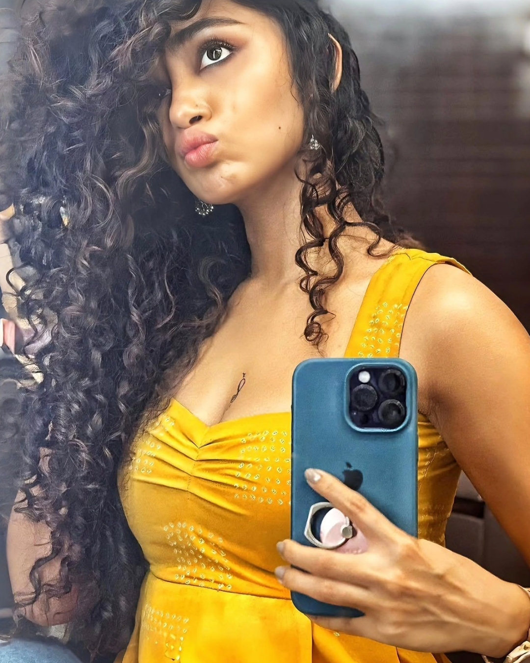 Anupama ParameswRan : మిర్రర్ సిగ్గు పడేలా లిల్లీ సెల్ఫీ.. రింగుల జుట్టు ఏముంది మావ..