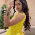 Ariana Glory : యెల్లో డ్రెస్ లో ఏముంది మావా అరియానా.. మైండ్ బ్లాక్ అవుతుంది..