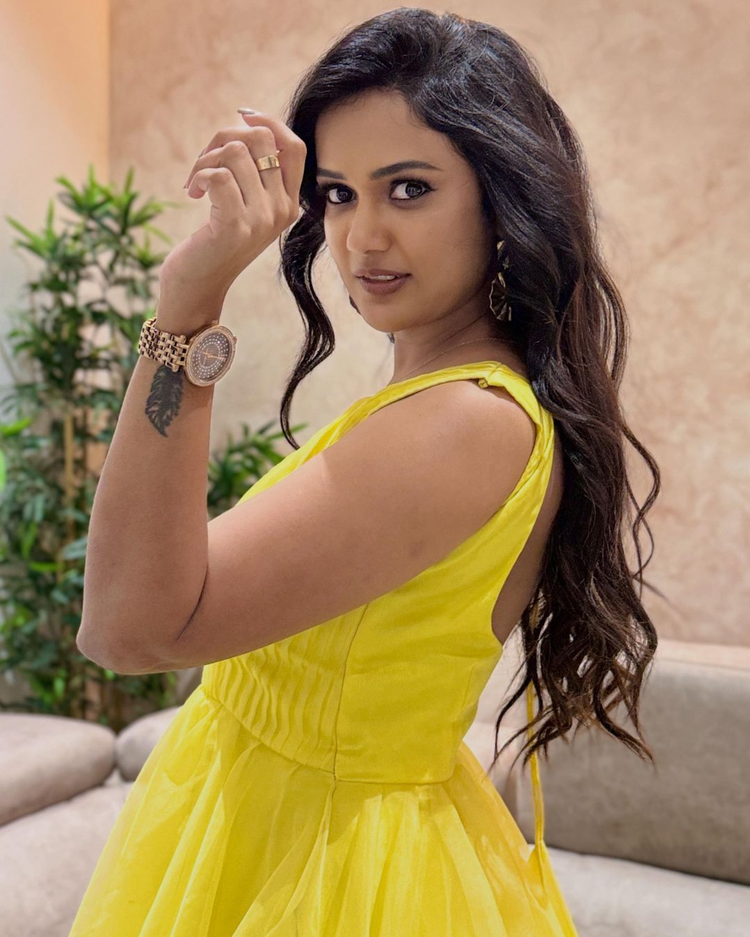 Ariana Glory : యెల్లో డ్రెస్ లో ఏముంది మావా అరియానా.. మైండ్ బ్లాక్ అవుతుంది..