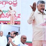 టెక్నాలజీకే కాదు.. ఆధ్యాత్మిక కేంద్రంగా ఏపీ.. యోగా గురు బాబా రాందేవ్‌‌తో  సీఎం చంద్రబాబు యోగాసనాలు