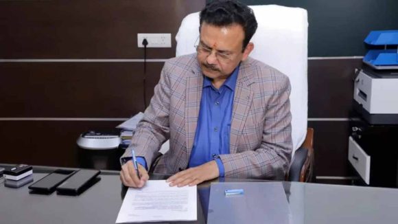 IRCTC సీఎండీ సంజయ్ కుమార్ జైన్ రాజీనామా.. రైల్వే శాఖ ఆమోదం!